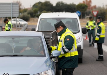 Se encierra dentro de un coche en Chipiona para evitar que se lo lleve la grúa y acaba detenido