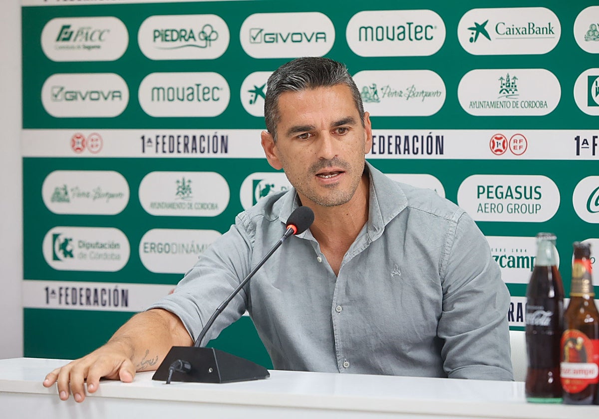 El director deportivo del Córdoba CF, Juan Gutiérrez 'Juanito', en la sala de prensa