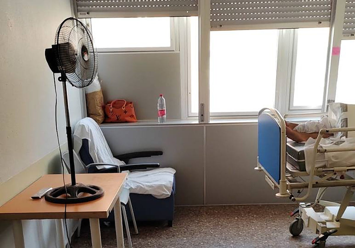 Imagen de uno de los ventiladores utilizados para aplacar las deficiencias en la climatización del hospital