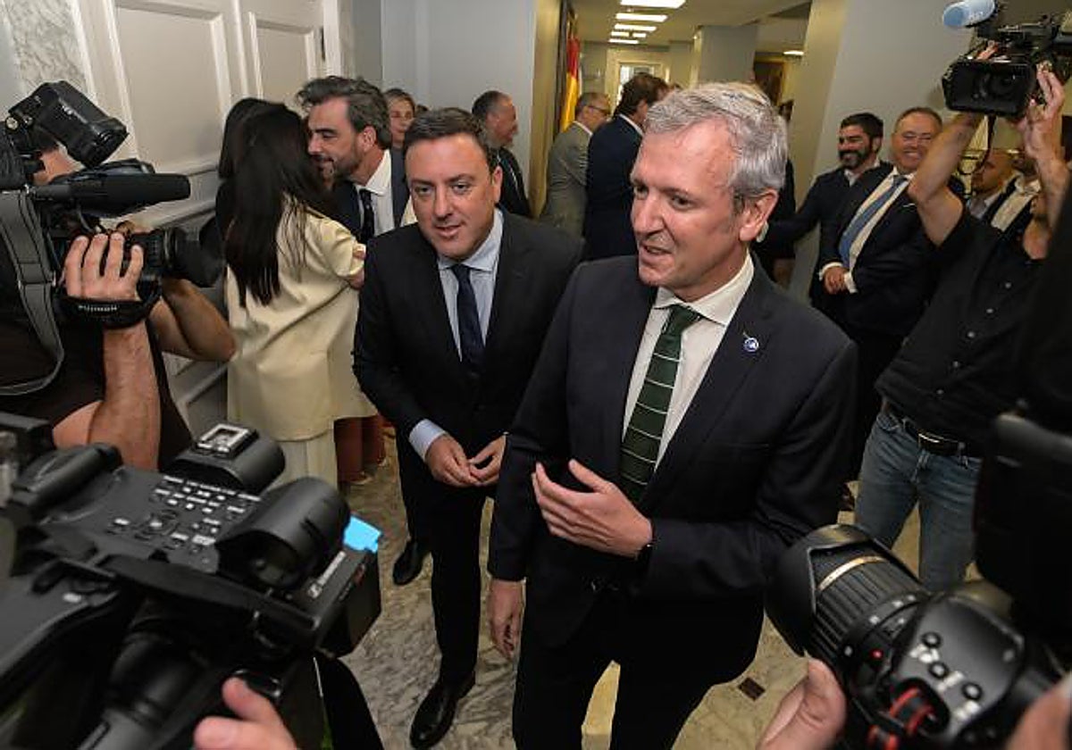 González Formoso (izq.) acompaña al presidente de la Xunta a su llegada al pleno constitutivo de la Diputación