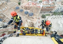 Así ha sido el simulacro «sin precedentes» en el Miguelete para la evacuación exterior desde lo alto de la torre de la Catedral de Valencia