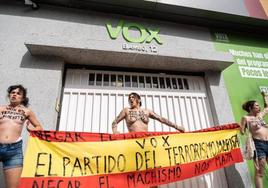 Activistas de Femen protestan ante la sede de Vox contra la violencia machista