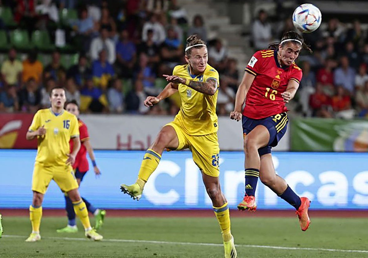 La defensa cordobesa Rocío Gálvez despeja un balón ante una atacante sueca