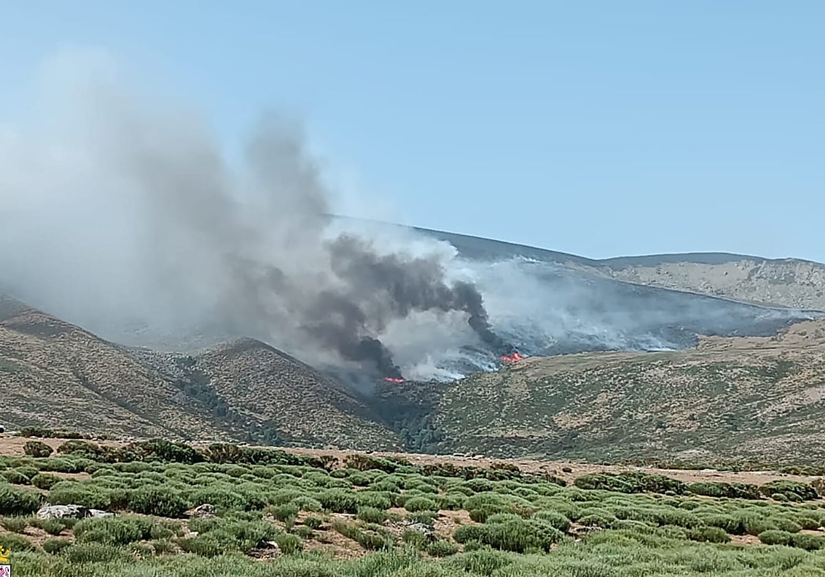 Imagen del incendio declarado en Aliseda de Tormes, en plena Sierra de Gredos