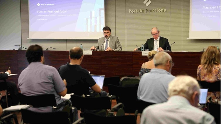 Port de Barcelona aumenta un 65% el movimiento de coches y cae un 10% el tráfico de mercancías