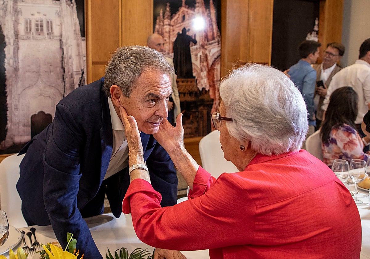 Zapatero, con una simpatizante, durante la comida-mitin en Salamanca