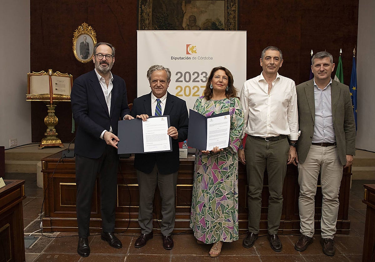 Salvador Fuentes y Carmen Crespo, tras la firma del acuerdo
