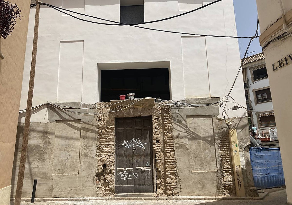 La parte superior del vano ya abierto, por donde en el futuro saldrán los pasos en la calle Saravia