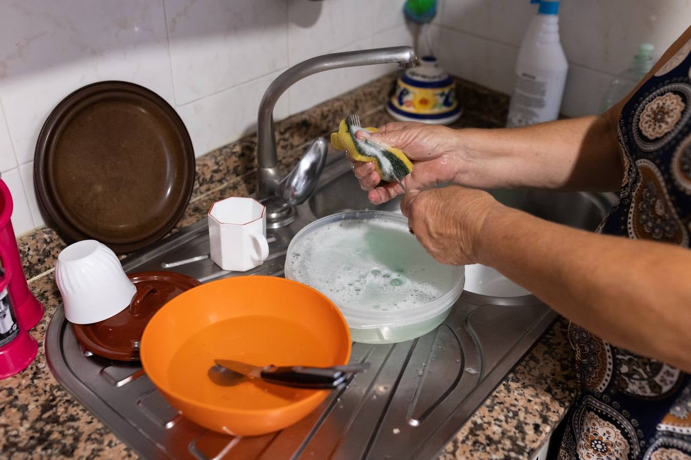 Diferentes vecinos de Casabermeja han contado a ABC cómo sobrellevan el disponer de agua corriente durante sólo seis horas diarias