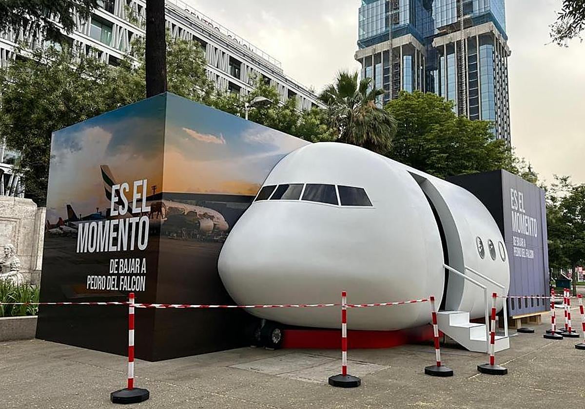 La cabina de avión instalada por el PP en el madrileño Paseo de Recoletos este miércoles