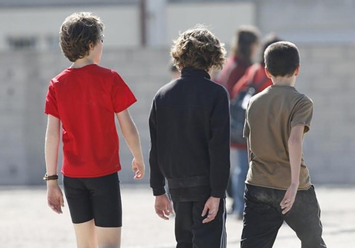 Imagen de archivo de tres niños.