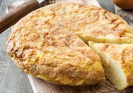 Andalucía, vigilante ante el aviso de Consumo por botulismo en una tortilla de patata vendida en supermercados españoles
