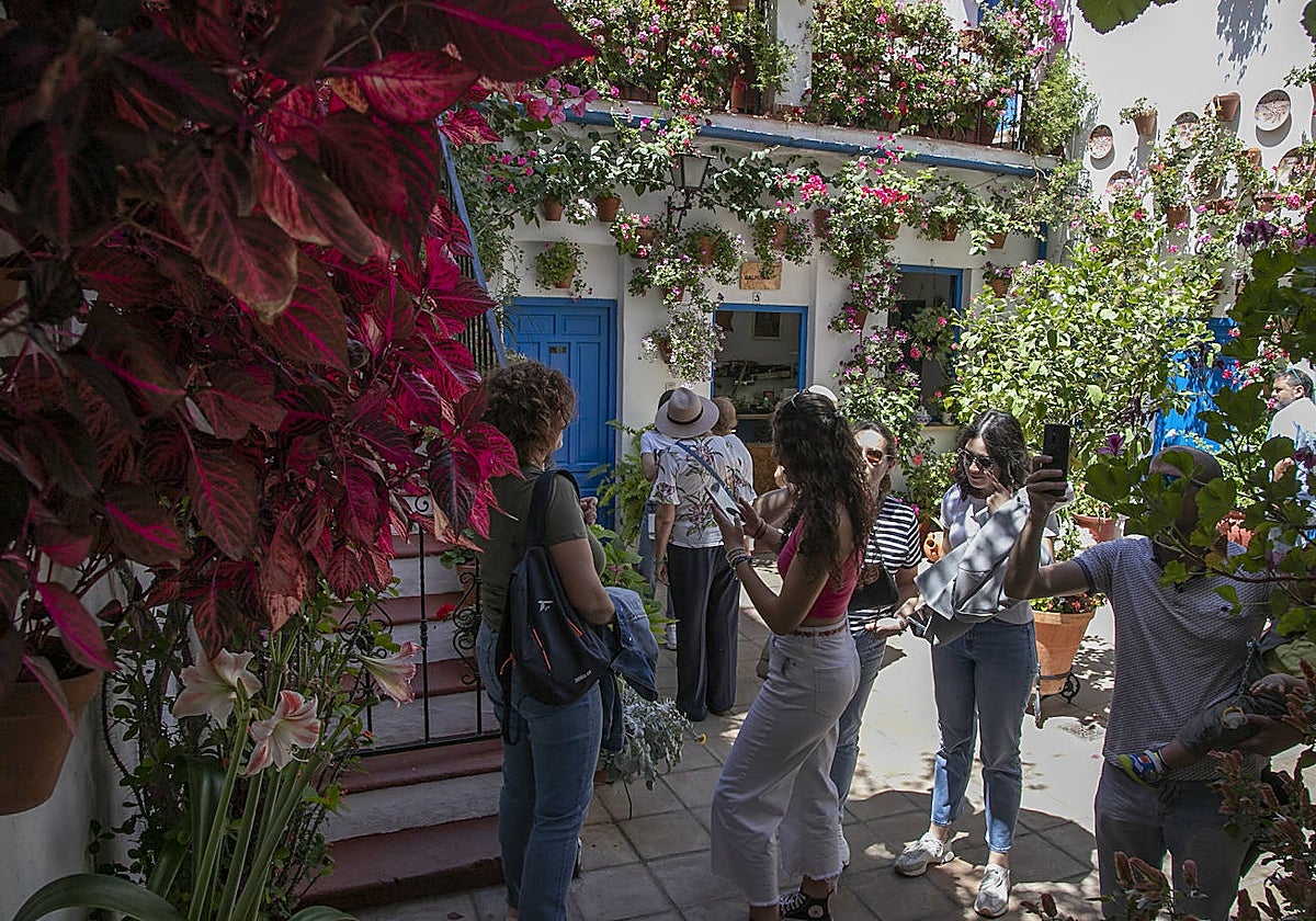 Visitantes a los patios de la Casa de las Campanas