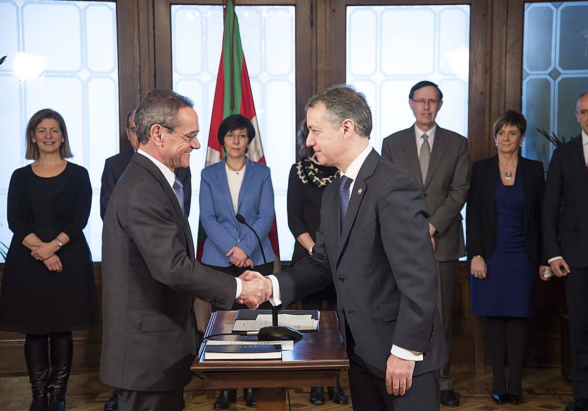 Ángel Toña (izquierda) junto a Iñigo Urkullu (derecha) el día que tomó posesión como consejero