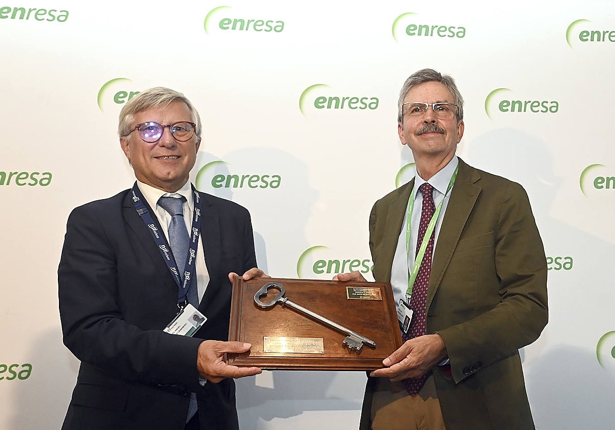 El presidente de Enresa, José Luis Navarro (D), y el director de la central nuclear de Santa María de Garoña, Miguel Ángel Cortés (I), participan en el acto de transferencia de titularidad de Nuclenor a Enresa