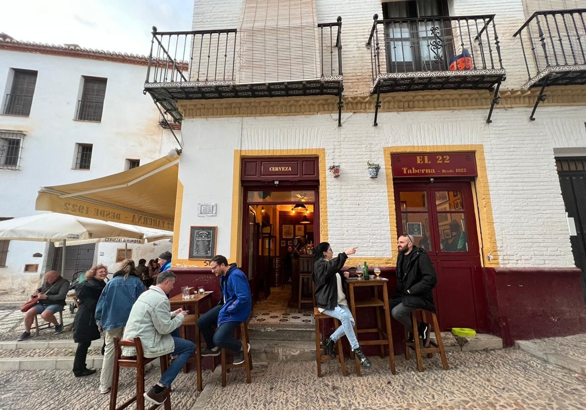 Taberna El 22, que se fundó en 1922 en la parte baja del Albaicín.