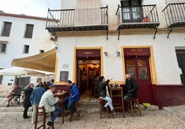 Cinco tabernas que llevan un siglo dando la tapa en Granada