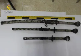 Prisión para un hombre que guardaba una colección de katanas y navajas en su casa por tres atracos a punta de pistola en Alicante