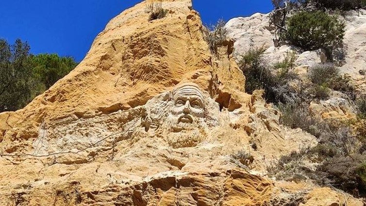 El rostro tallado en un acantilado de la playa del Arenosillo en Doñana es una «infracción grave»