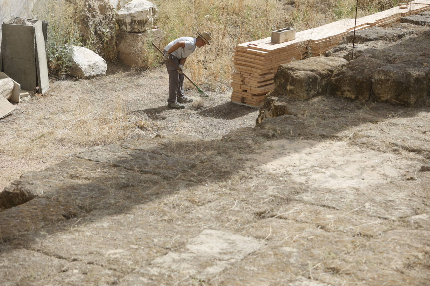 El imágenes, el Templo Romano de Córdoba reluce tras su limpieza