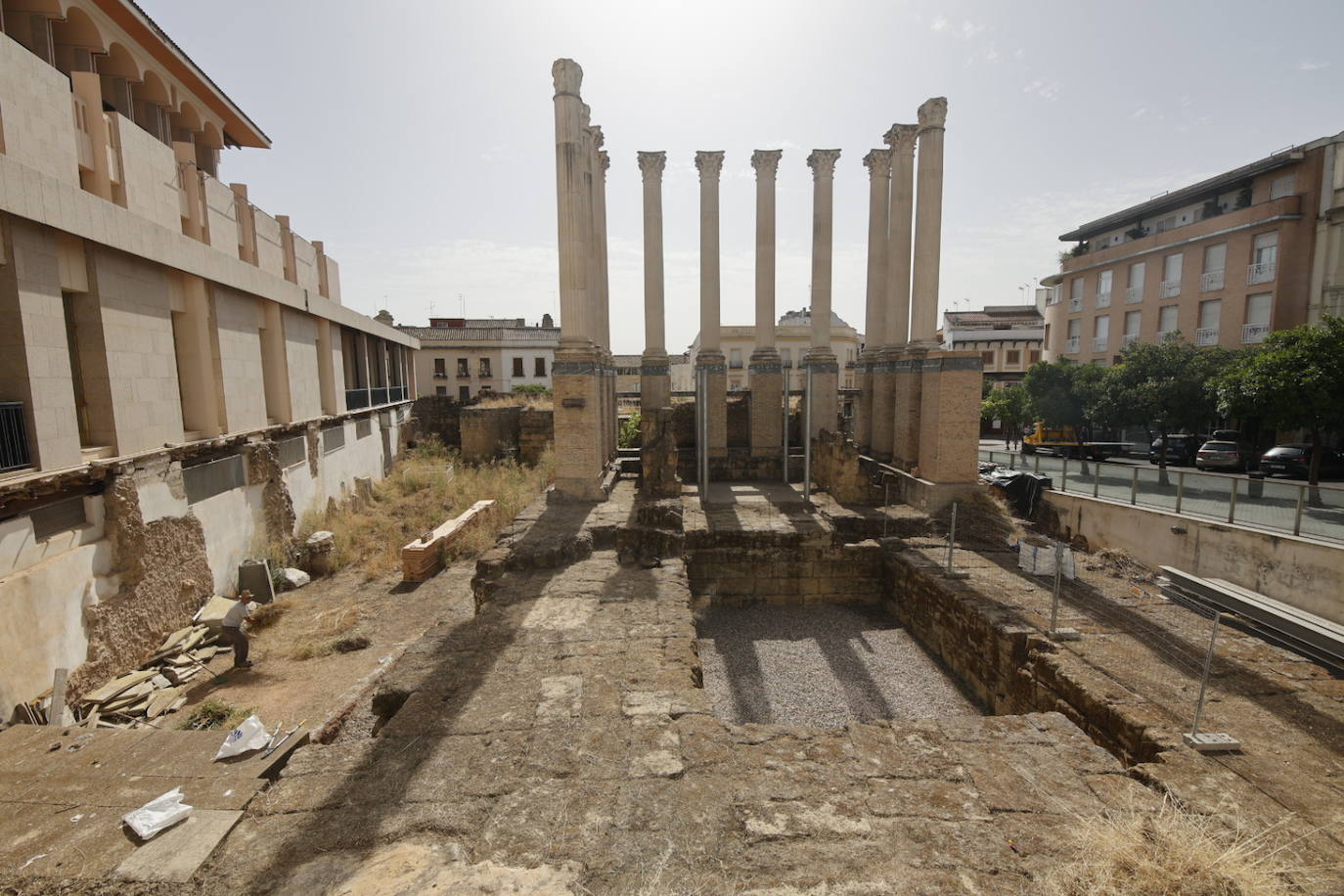 El imágenes, el Templo Romano de Córdoba reluce tras su limpieza