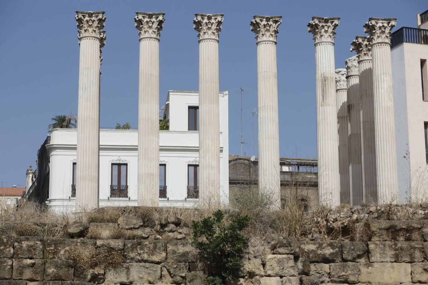 El imágenes, el Templo Romano de Córdoba reluce tras su limpieza