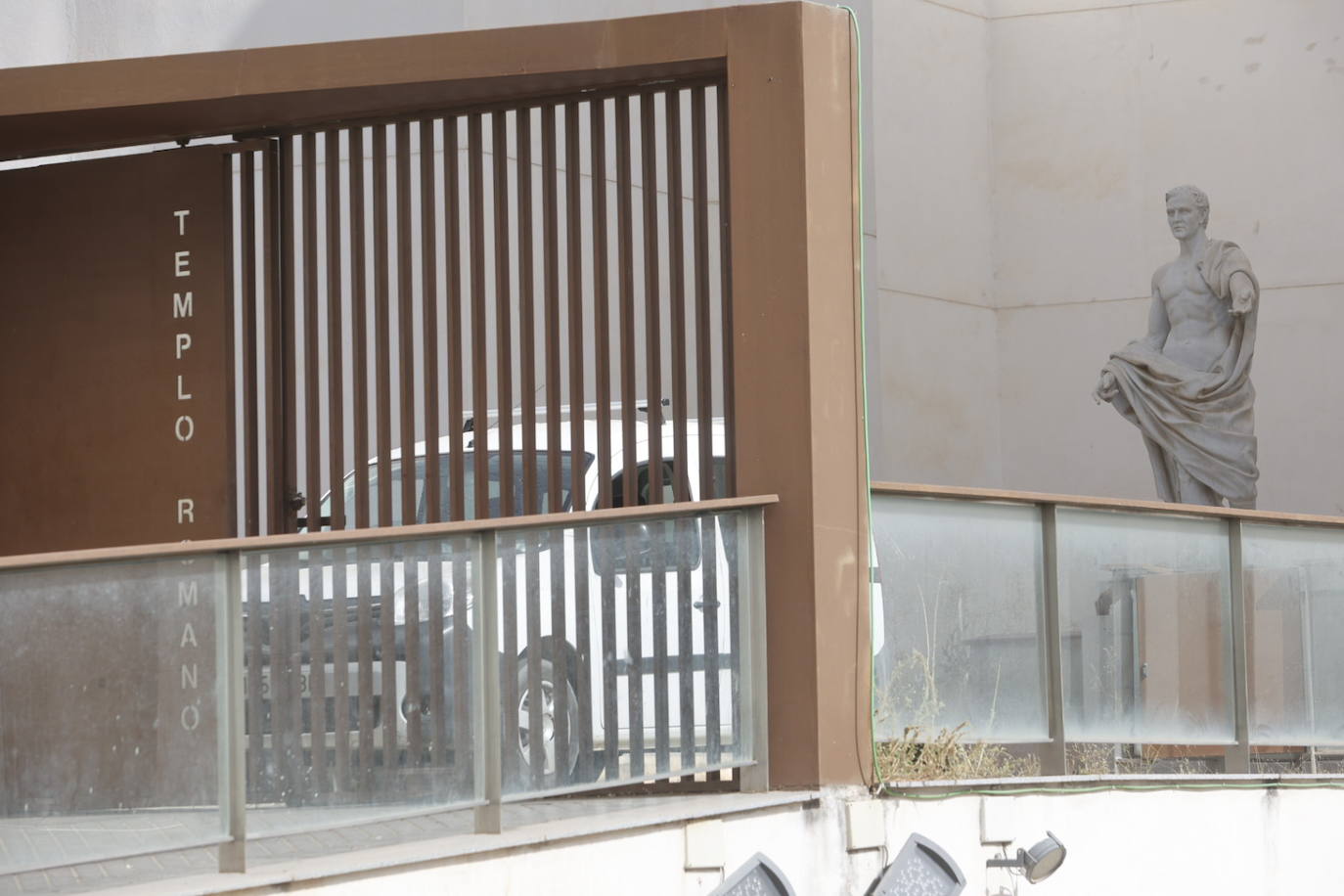 El imágenes, el Templo Romano de Córdoba reluce tras su limpieza