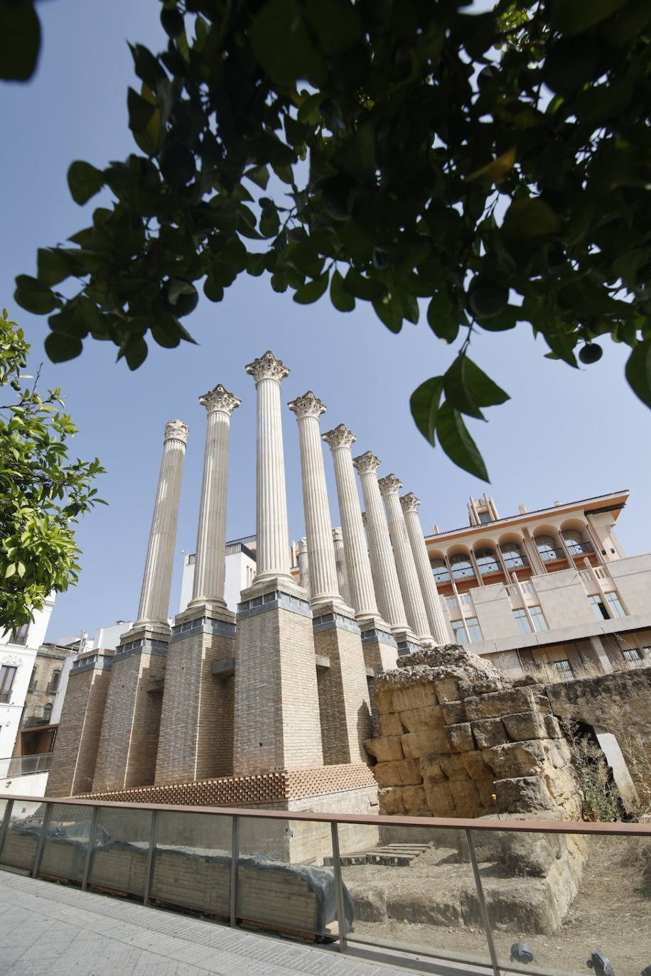 El imágenes, el Templo Romano de Córdoba reluce tras su limpieza