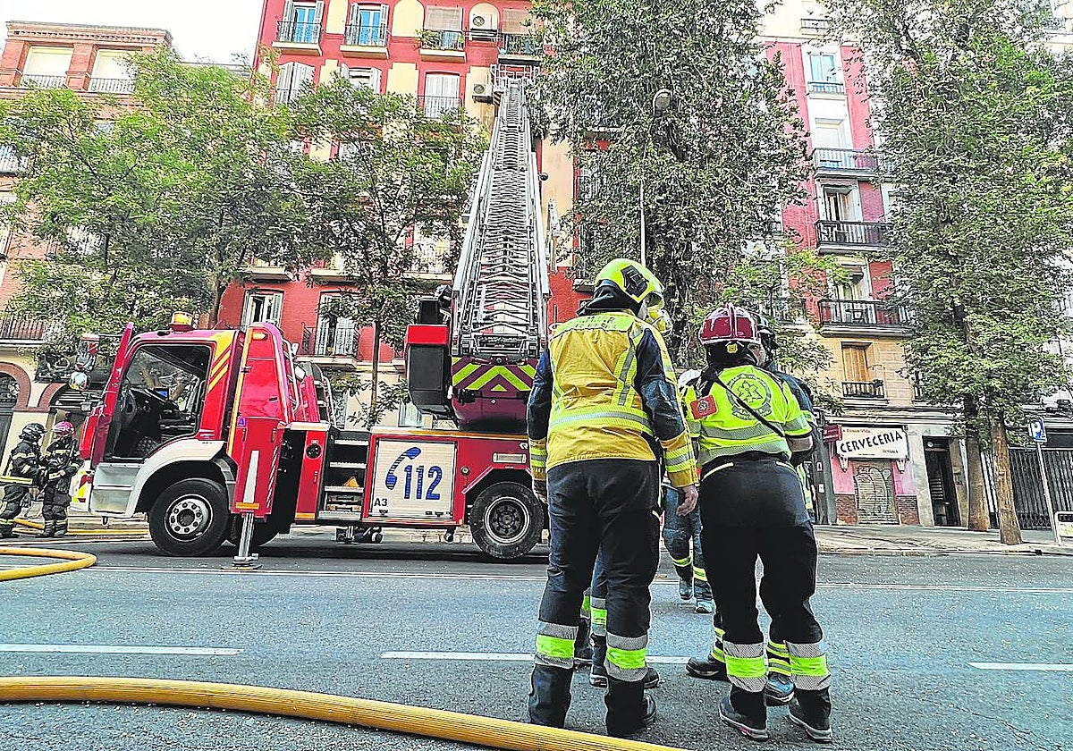 Equipos de emergencias desplegados en el incendio de Chamberí