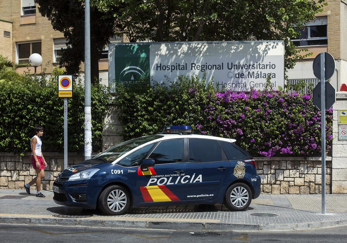 Un coche de la policia nacional a las puertas del Hospital Regional de Málaga