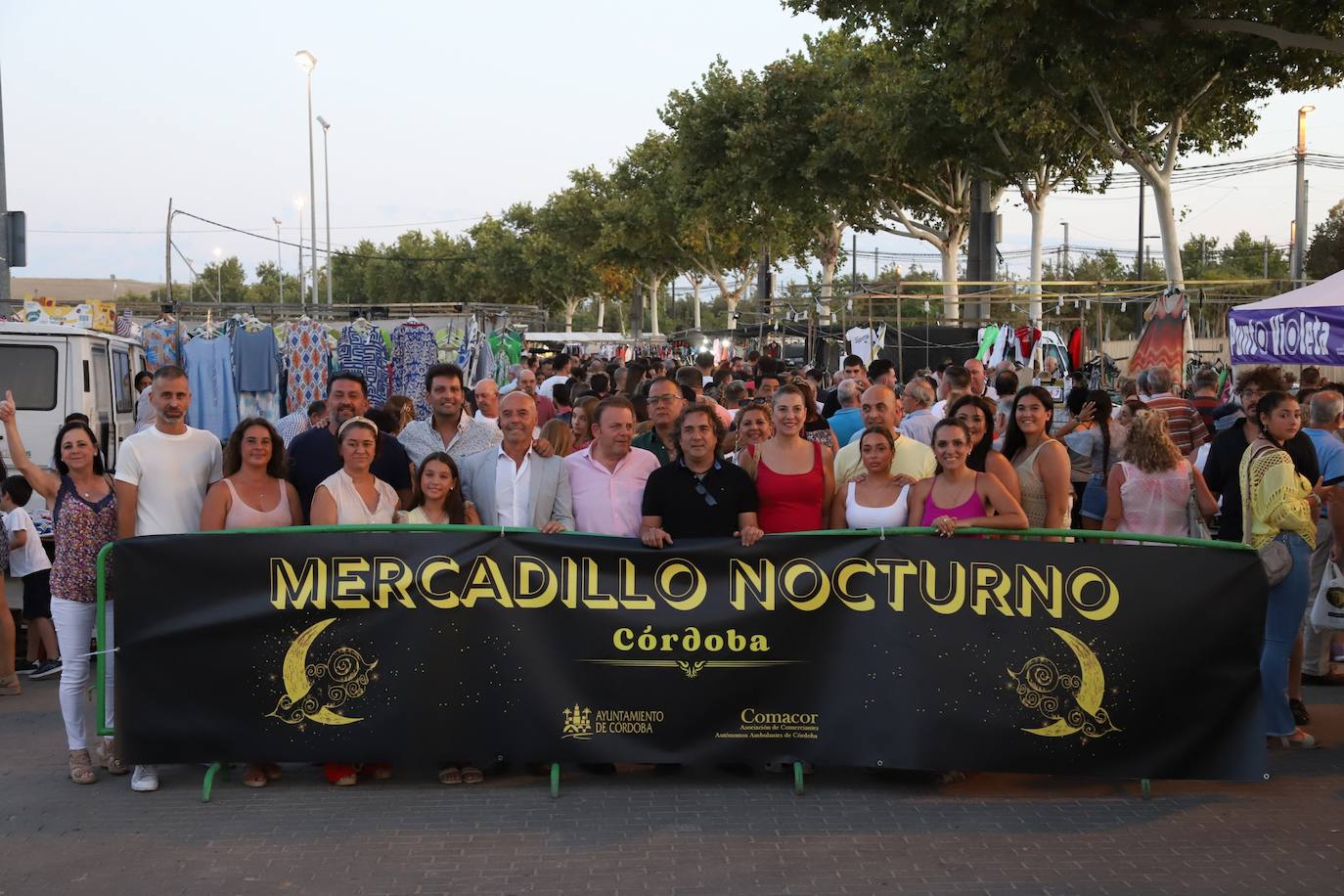 El bullicioso mercadillo del Arenal en horario nocturno, en imágenes