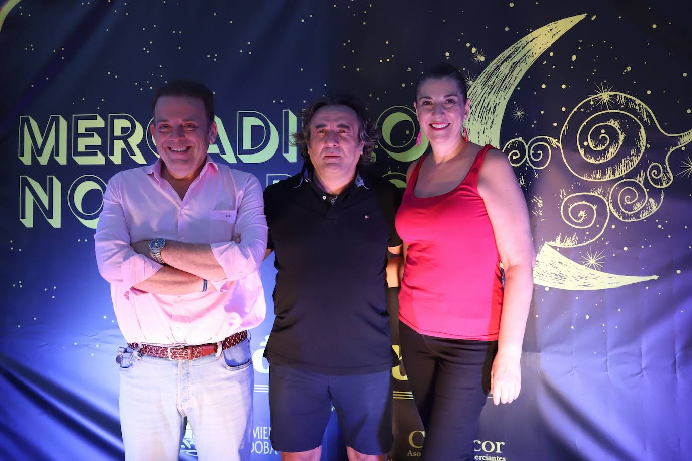 El bullicioso mercadillo del Arenal en horario nocturno, en imágenes