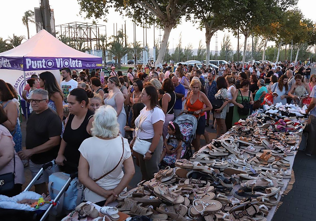 Varias personas compran este viernes en el mercadillo del Arenal