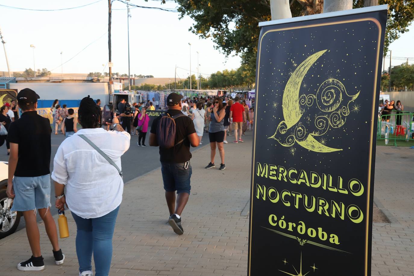 El bullicioso mercadillo del Arenal en horario nocturno, en imágenes