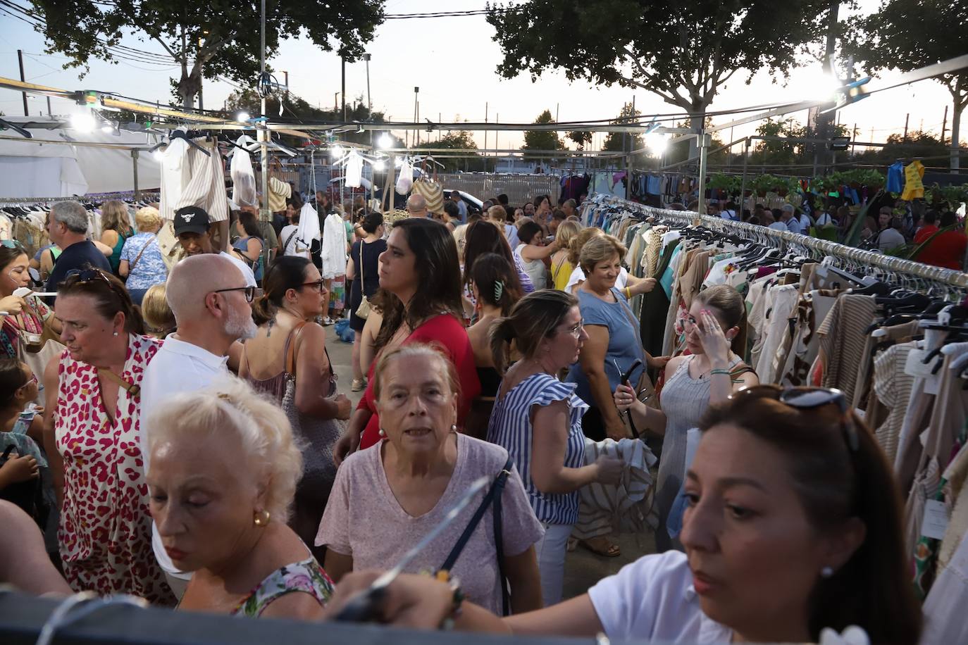 El bullicioso mercadillo del Arenal en horario nocturno, en imágenes