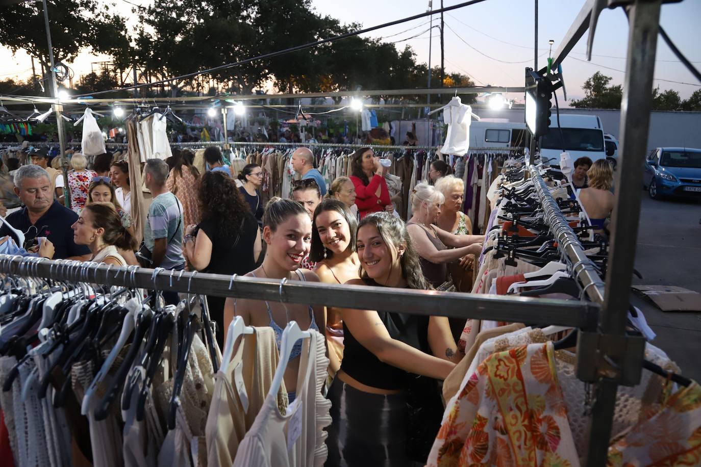 El bullicioso mercadillo del Arenal en horario nocturno, en imágenes