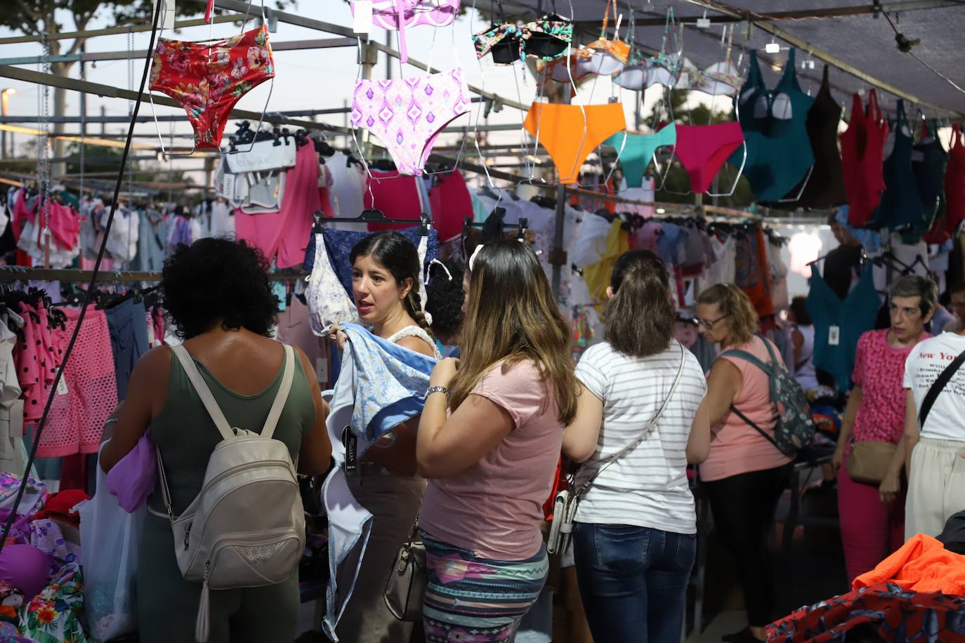 El bullicioso mercadillo del Arenal en horario nocturno, en imágenes