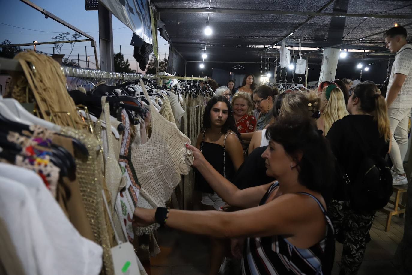 El bullicioso mercadillo del Arenal en horario nocturno, en imágenes