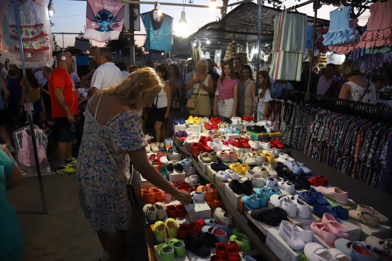 El bullicioso mercadillo del Arenal en horario nocturno, en imágenes