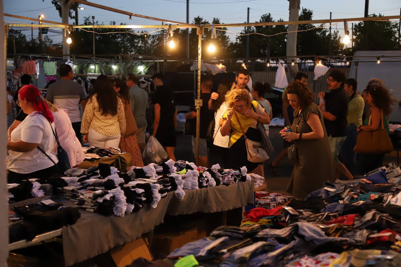 El bullicioso mercadillo del Arenal en horario nocturno, en imágenes