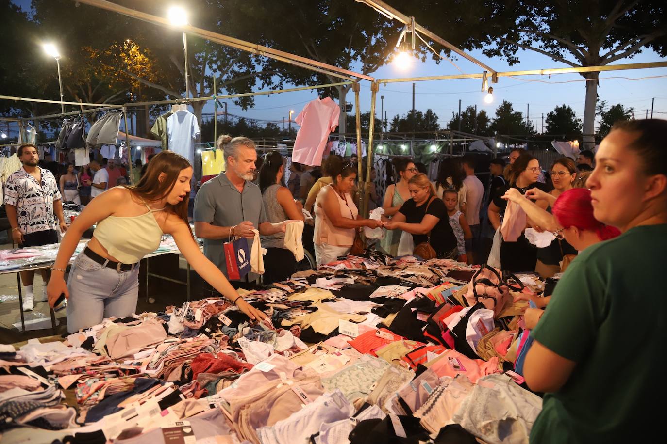 El bullicioso mercadillo del Arenal en horario nocturno, en imágenes