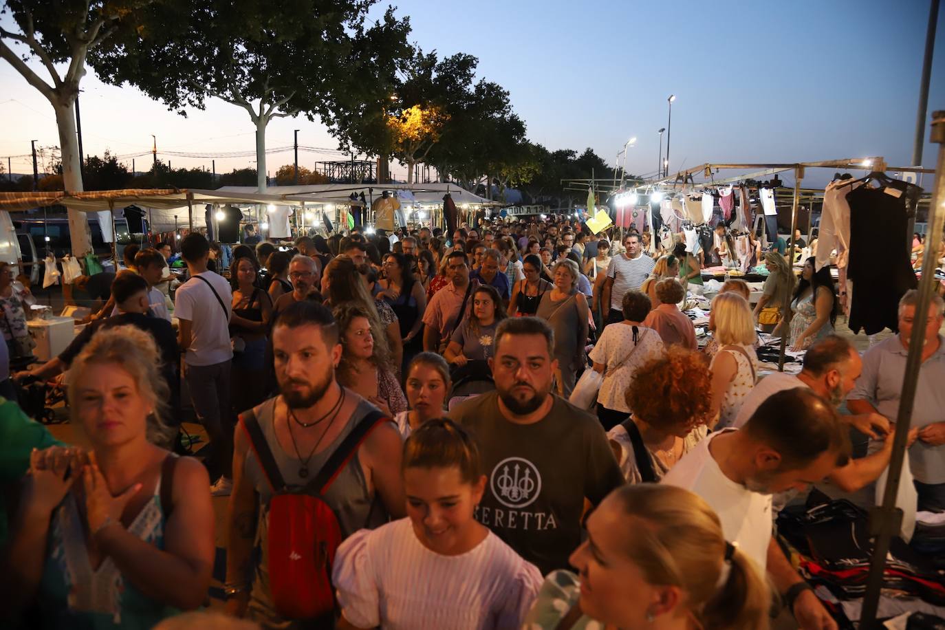 El bullicioso mercadillo del Arenal en horario nocturno, en imágenes