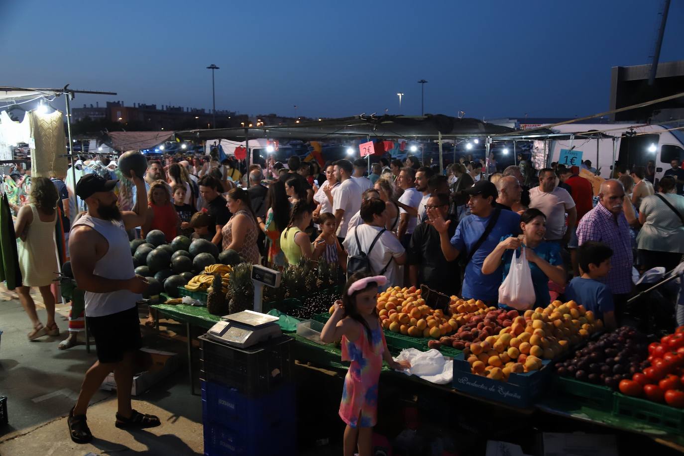El bullicioso mercadillo del Arenal en horario nocturno, en imágenes