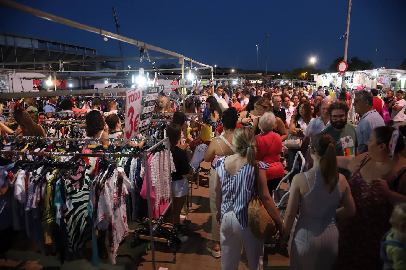 El bullicioso mercadillo del Arenal en horario nocturno, en imágenes