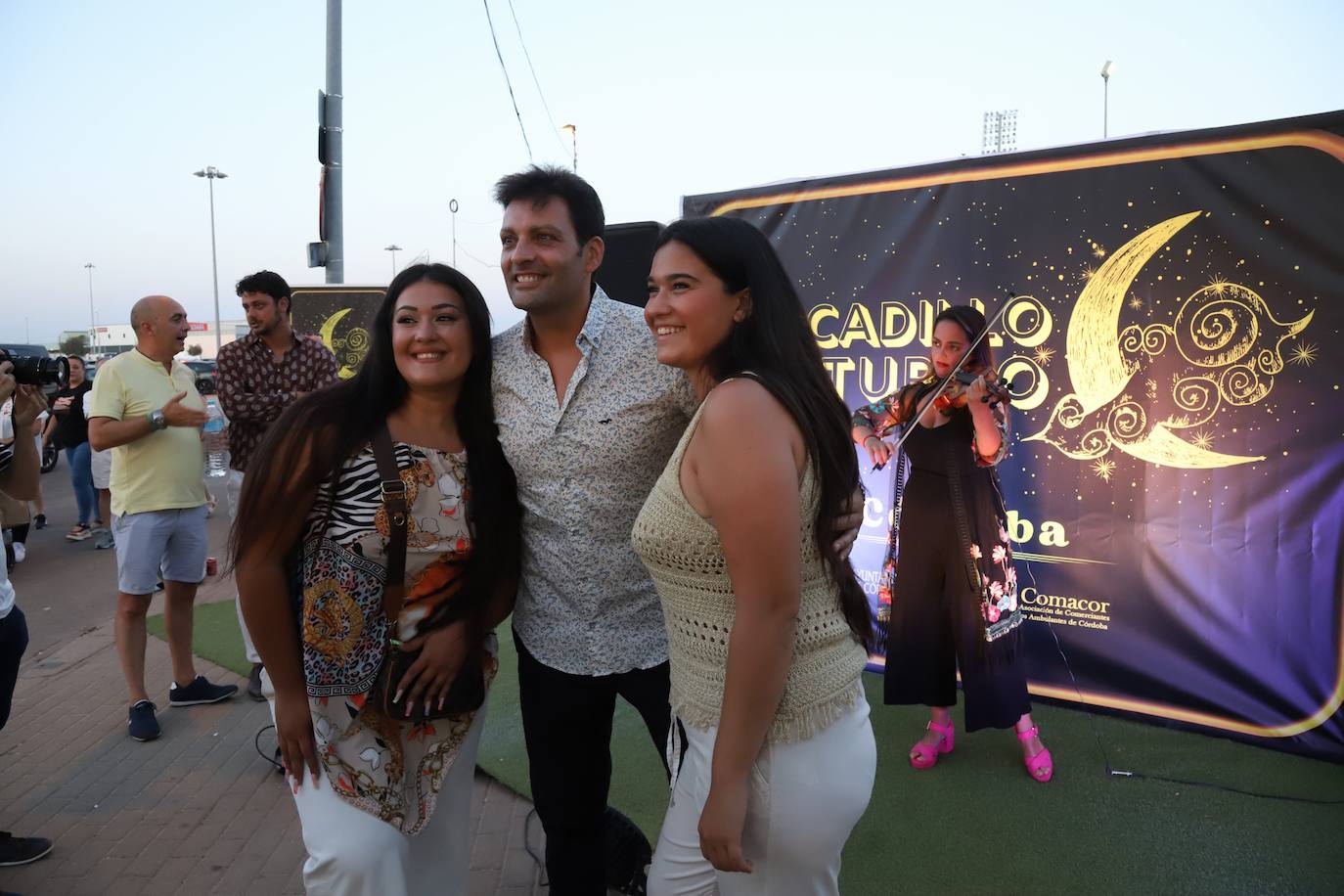 El bullicioso mercadillo del Arenal en horario nocturno, en imágenes