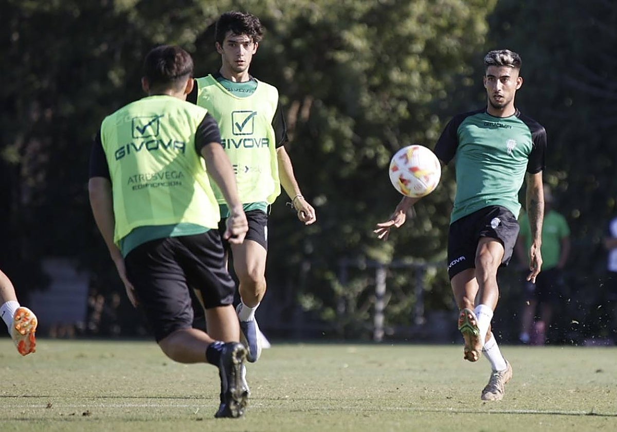 Calderon controla el balón durante el partido ante el filial