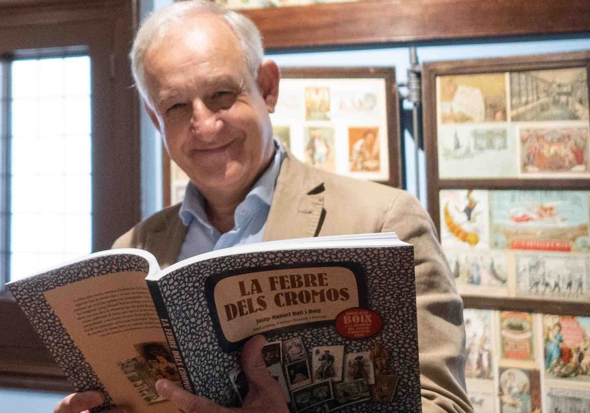 Rafí posa con su libro, 'La fiebre de los cromos'