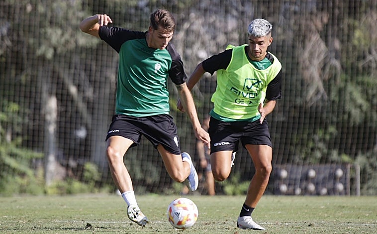 Imagen principal - El Córdoba CF y el Córdoba B se miden en la Ciudad Deportiva con el objetivo de tomar nota de cara a la próxima temporada donde el cuadro de Iván Ania militará en Primera Federación y el de Diego Caro en Tercera Federación. Ambos pelearan por ascender de categoría este curso. 