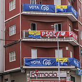 Guerra de banderas al 23J: duelo PP-PSOE en la fachada más viral de Las Palmas