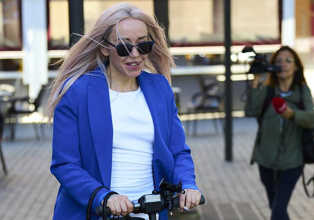 Ángela Dobrowolski, ex mujer  Mainat, a su llegada este mediodía a la Ciudad de la Justicia, en 2022